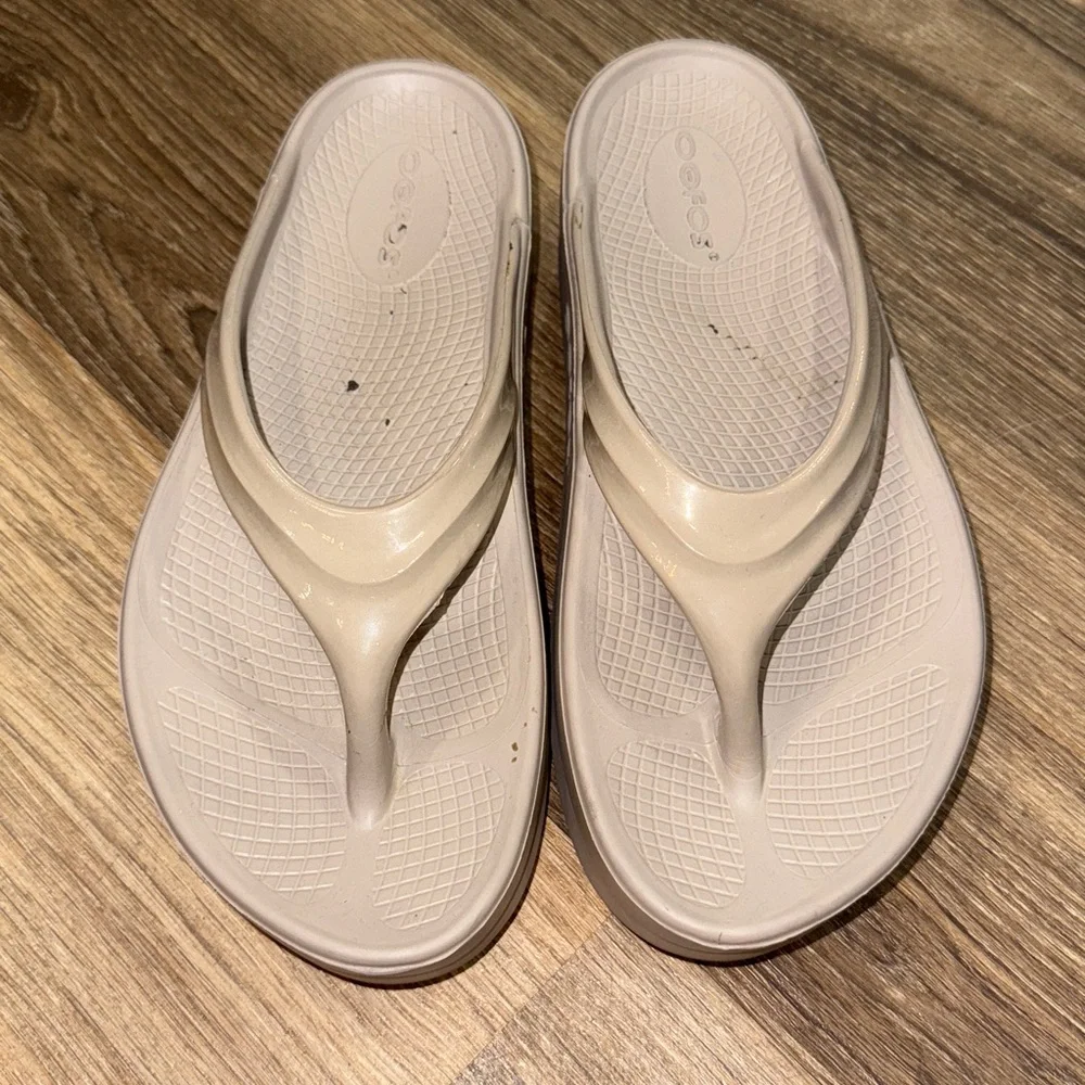 Oofos tan sandals size women’s 8 - Picture 2 of 8